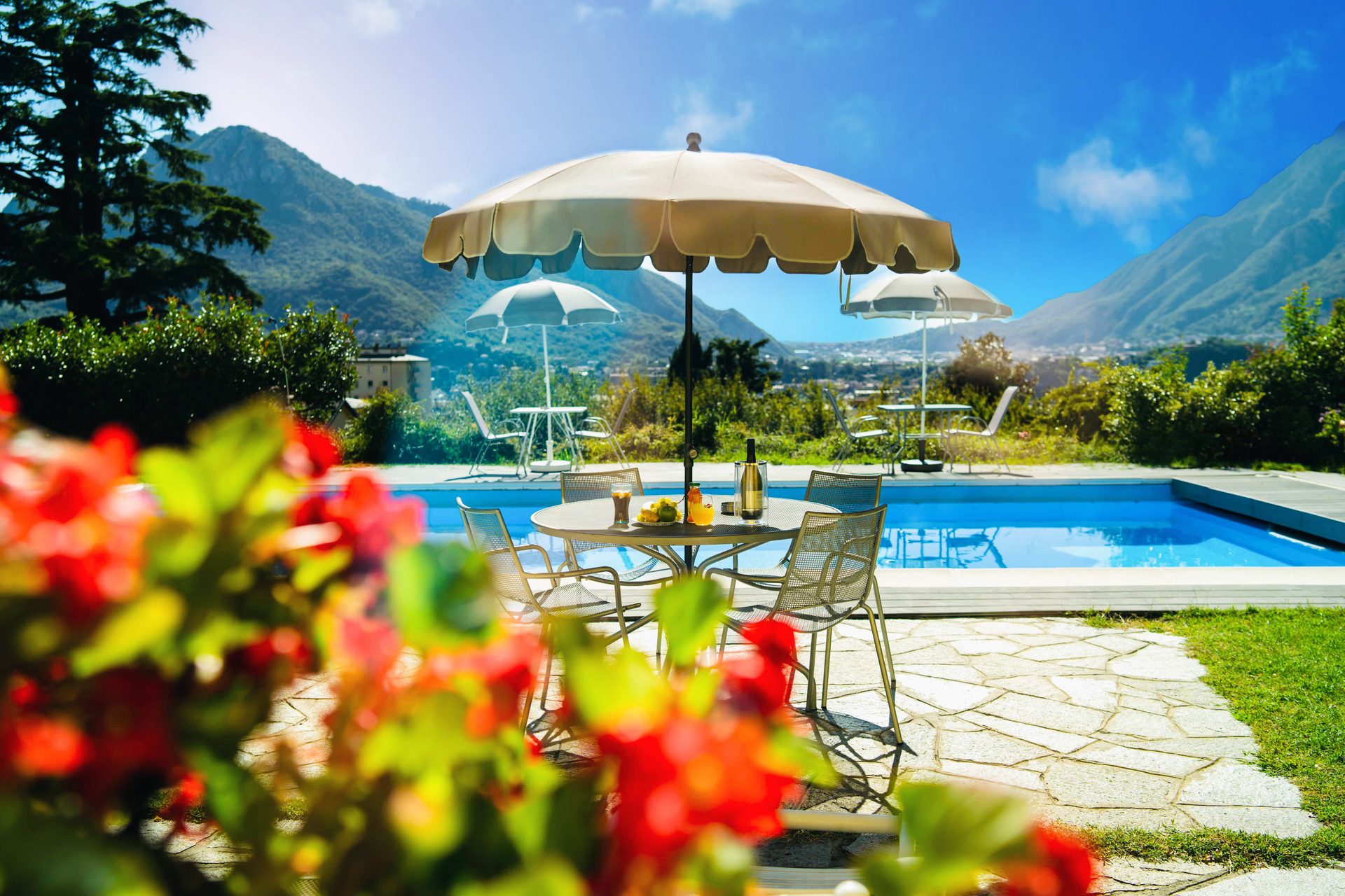 La piscina di Montebello Lake con vista sulle montagne di Lecco